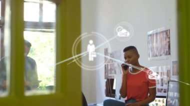 Ofisteki çeşitli iş adamları üzerindeki bağlantı ağının animasyonu. Küresel ağ, bağlantılar, iletişim ve iş konsepti dijital olarak oluşturulmuş video.