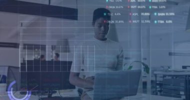 Bilgisayarlı Afro-Amerikan kadının finansal verilerinin ve grafiklerinin animasyonu. İş, finans, ekonomi ve teknoloji konsepti dijital olarak oluşturulmuş video.