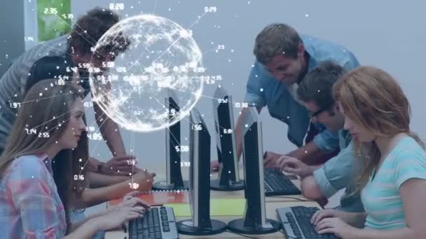 Çeşitli Öğrencilerin Bilgisayar Kullanarak Bağlantı Ağına Sahip Dünyanın Animasyonu Küresel — Stok video