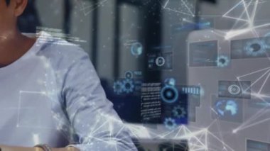 Dijital ekranlardaki verilerin animasyonu ve dizüstü bilgisayarları olan mutlu gençlerin bağlantıları. Okul, eğitim ve teknoloji konseptiyle dijital olarak üretilen video.