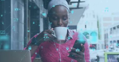 Laptop kullanan beyaz kadın üzerinden sosyal medya simgeleriyle bağlantı ağının animasyonu. Sosyal medya ve iletişim konsepti dijital olarak oluşturulmuş video.