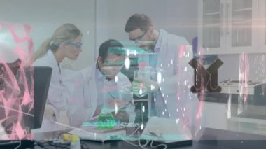 Kafkasyalı kadın ve erkek laboratuvar çalışanları üzerinde dijital ekranlarda çeşitli veri işleme animasyonları. Bilim, tıp ve teknoloji konsepti dijital olarak üretilen video.