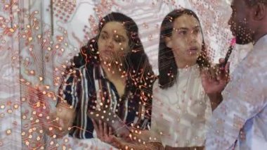 Çeşitli iş adamlarının konuşmaları üzerine entegre devrelerin animasyonu. İş, iletişim ve teknoloji konsepti dijital olarak oluşturulmuş video.