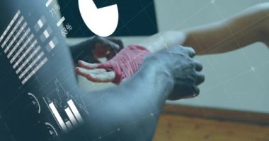 Spor salonunda boks kasetleri takan farklı insanların veri işleme animasyonu. Küresel spor, bilgisayar ve dijital arayüz kavramı dijital olarak oluşturulmuş video.