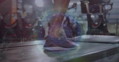 Koşu bandında koşan iki ırklı kadının bacaklarının üzerinde dijital beyin animasyonu. - Evet. spor, aktif yaşam tarzı, spor salonu ve finans konsepti dijital olarak oluşturulmuş video.