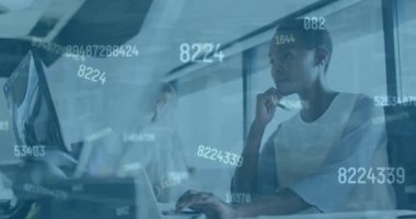 Bilgisayarlı Afro-Amerikan kadın üzerinde değişen numaraların animasyonu. İş, finans, ekonomi, veri işleme ve teknoloji konsepti dijital olarak oluşturulmuş video.