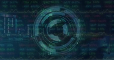 Sunucu odasında şehir manzarası ve veri işleme animasyonu. Küresel iş ve dijital arayüz kavramı dijital olarak oluşturulmuş video.