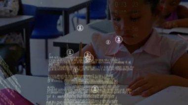Okulda okuyan iki farklı kız üzerinde profil simgeleri ve veri işleme animasyonu. Okul ve eğitim teknolojisi kavramı