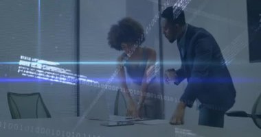 Ofisteki çeşitli iş arkadaşlarıyla ilgili finansal verilerin ve grafiklerin animasyonu. İş, finans, ekonomi ve işbirliği konsepti dijital olarak oluşturulmuş video.