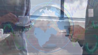 Kahve içen insanların veri işleme animasyonu. Küresel bilim, bağlantılar, veri işleme ve dijital arayüz kavramı dijital olarak oluşturulmuş video.