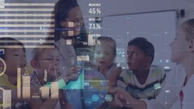 Öğretmenle birlikte öğrenen çeşitli öğrencilerin veri işleme animasyonları. Küresel eğitim ve dijital arayüz kavramı dijital olarak oluşturulmuş video.