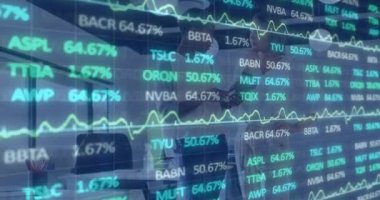Ofisteki çeşitli kadın iş arkadaşlarının finansal verilerinin ve grafiklerinin animasyonu. İş, finans, ekonomi ve işbirliği konsepti dijital olarak oluşturulmuş video.