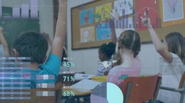 Sınıftaki çeşitli öğrenci ve öğretmenler üzerinde veri işleme animasyonu. Küresel eğitim, öğrenme ve dijital arayüz kavramı dijital olarak oluşturulmuş video.