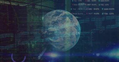 Sunucu odasında veri işleme ve küre animasyonu. küresel iş ve dijital arayüz kavramı dijital olarak oluşturulmuş video.
