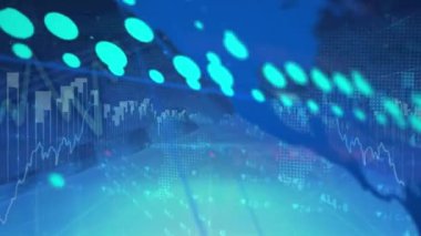 Donanma arkaplanındaki dünya haritasında finansal verilerin ve grafiklerin animasyonu. Veri işleme, küresel ağ, finans ve teknoloji konsepti dijital olarak oluşturulmuş video.