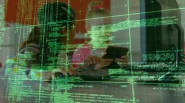 Çeşitli liseli kızlar üzerinde dijital arayüz animasyonu. Küresel bilim, bağlantılar, veri işleme ve dijital arayüz kavramı dijital olarak oluşturulmuş video.