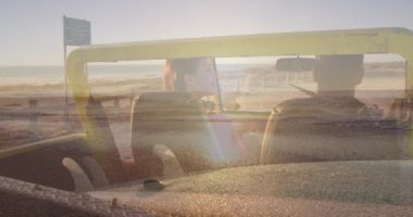 Sahilde arabadaki mutlu beyaz çiftin üzerine ışık animasyonu. Tatiller, tatiller, aşk, ilişki ve rahatlama konsepti dijital olarak oluşturulmuş video.