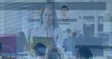 Ofiste tablet kullanan Asyalı kadının finansal verilerinin ve grafiklerinin animasyonu. İş, finans, ekonomi, iletişim ve işbirliği konsepti dijital olarak oluşturulmuş video.