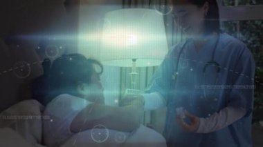 Asyalı kadın doktor tarafından tedavi edilen hastalarla olan bağlantıların animasyonu. Küresel tıp ve dijital arayüz kavramı dijital olarak oluşturulmuş video.