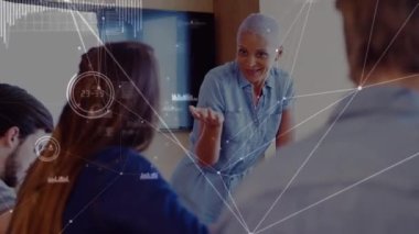 Ofisteki çeşitli iş arkadaşlarıyla olan bağlantıların animasyonu. İş, ağ, bağlantılar, işbirliği ve dijital olarak oluşturulmuş iletişim konsepti.