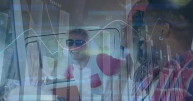 Grafiklerin animasyonu arabadaki mutlu arkadaşlara göre. Arkadaşlık, birlikte zaman geçirme konsepti dijital olarak oluşturulmuş video.