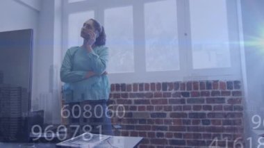 Ofiste akıllı telefon kullanan beyaz kadın üzerinde numara ve ışık animasyonu. İş, veri işleme ve teknoloji konsepti dijital olarak oluşturulmuş video.
