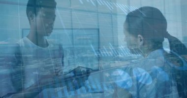 Çeşitli iş adamları üzerinde finansal veri işleme ve şehir manzarasının animasyonu. Küresel iş, bilgisayar ve dijital arayüz kavramı dijital olarak oluşturulmuş video.