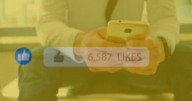 Akıllı telefon kullanan erkeklerin üzerine düşen sosyal medya simgelerinin animasyonu. Dijital olarak oluşturulmuş küresel sosyal medya, bağlantılar, veri işleme ve dijital arayüz kavramı.