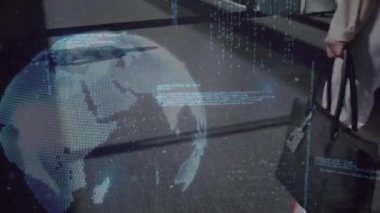 Ofiste yürüyen iş kadınının alt kısımlarında dönen küre ve veri işleme. Küresel ağ ve iş teknolojisi kavramı