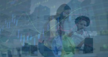 Ofisteki çeşitli iş arkadaşlarıyla ilgili finansal verilerin ve grafiklerin animasyonu. İş, finans, ekonomi, iletişim ve işbirliği konsepti dijital olarak oluşturulmuş video.