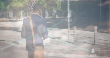 Afro-Amerikan iş adamı ve bulutlar üzerindeki bağlantı ağının animasyonu. İş, ağ, bağlantılar ve teknoloji konsepti dijital olarak oluşturulmuş video.