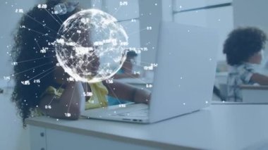 Dizüstü bilgisayar kullanarak çeşitli okul çocukları üzerinden bağlantı ağına sahip dünyanın animasyonu. Küresel eğitim, öğrenme ve dijital arayüz kavramı dijital olarak oluşturulmuş video.