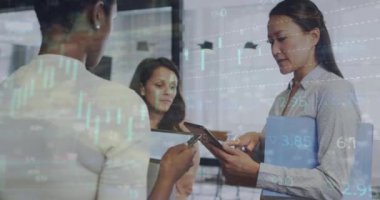 Ofisteki çeşitli kadın cowoerkers üzerinde finansal veri ve grafiklerin animasyonu. İş, finans, ekonomi, işbirliği ve dijital olarak oluşturulan iletişim konsepti.