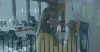 Ofisteki çeşitli iş adamları üzerinde veri işleme animasyonu. Küresel iş ve dijital arayüz kavramı dijital olarak oluşturulmuş video.