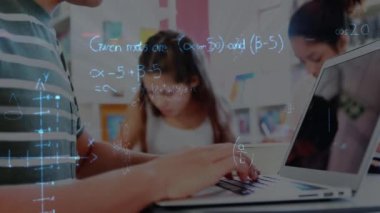 Matematik formüllerinin animasyonu okulda dizüstü bilgisayar kullanan beyaz çocuğun elleri üzerinde. Teknoloji konseptiyle eğitim ve öğrenme dijital olarak oluşturulmuş video.