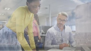 Şehirdeki çeşitli iş adamlarının animasyonu. Küresel iş, finans ve dijital arayüz kavramı dijital olarak oluşturulmuş video.