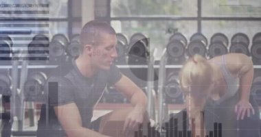 Beyaz erkek eğitmenin beyaz kadınla konuşmasına dair istatistiksel veri işleme animasyonu. Küresel ekonomi ve fitness teknolojisi kavramı