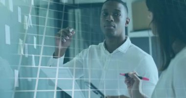 Çeşitli iş adamları üzerinde veri işleme animasyonu. Küresel iş, bilgisayar ve dijital arayüz kavramı dijital olarak oluşturulmuş video.