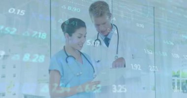 Beyaz kadın ve erkek doktorların konuşmaları üzerine finansal verilerin animasyonu. Dijital olarak üretilen sağlık, ilaç ve finans konsepti.