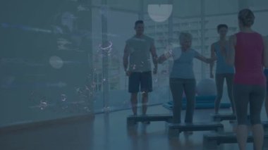 Egzersiz yapan farklı insanlar üzerinde veri işleme animasyonu. Küresel spor ve dijital arayüz kavramı dijital olarak oluşturulmuş video.