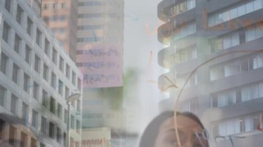 Şehirdeki çeşitli iş adamlarının animasyonu. Küresel iş, finans ve dijital arayüz kavramı dijital olarak oluşturulmuş video.