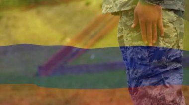 Kafkasyalı erkek asker üzerinde Romen bayrağının canlandırılması. Vatanseverlik, ordu ve ulusal savunma konsepti dijital olarak oluşturulmuş video.