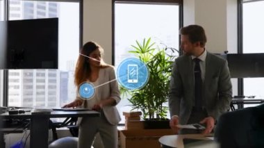 Ofiste konuşan farklı iş adamlarının ikonlarıyla bağlantı ağının animasyonu. Küresel iş, finans ve veri işleme kavramı dijital olarak oluşturulmuş video.