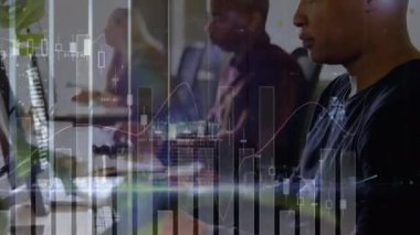 Ofisteki bilgisayarları kullanan çeşitli iş arkadaşlarının grafiklerinin animasyonu. İş, finans ve teknoloji konsepti dijital olarak oluşturulmuş video.