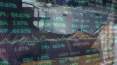 Afro-Amerikan bir adamın bir kafede akıllı telefon kullandığını gösteren borsa verileri. Küresel ekonomi ve iş teknolojisi kavramı