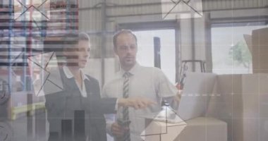 Beyaz kadın ve erkek depo çalışanları üzerindeki harflerin animasyonu. İş, finans ve dağıtım hizmetleri kavramı dijital olarak oluşturuldu.