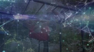 Açık havada egzersiz yapan beyaz bir adam üzerindeki bağlantı ağının animasyonu. Spor, fitness, aktif yaşam tarzı ve teknoloji konsepti dijital olarak oluşturulmuş video.