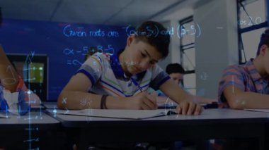 Matematik formüllerinin animasyonu, farklı çocukların okulda öğrenmesi üzerine. Teknoloji konseptiyle eğitim ve öğrenme dijital olarak oluşturulmuş video.