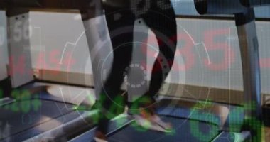 Koşu bandındaki Afrikalı Amerikalı bir kadının geçmişine bakarak grafiklerin ve finansal verilerin animasyonu. Spor, aktif yaşam tarzı, spor salonu ve finans konsepti dijital olarak oluşturulmuş video.