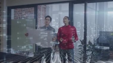 Ofisteki çeşitli iş arkadaşlarıyla ilgili veri işleme animasyonu. İş, veri işleme ve teknoloji konsepti dijital olarak oluşturulmuş video.